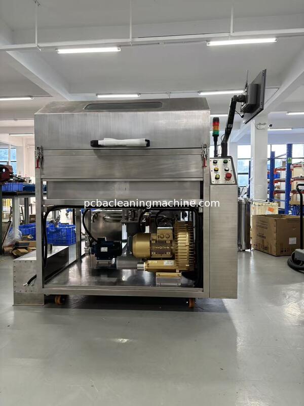 Livello di rumore inferiore a 75 DB La macchina per la pulizia pallet SME 5200 viene utilizzata per pulire le polveri di flussante su pallet di forni a saldatura a onda, dispositivi, maschere, catene a pinza, reti, refrigeratori e filtri per forni a rifusione. Asciugatura ad aria calda