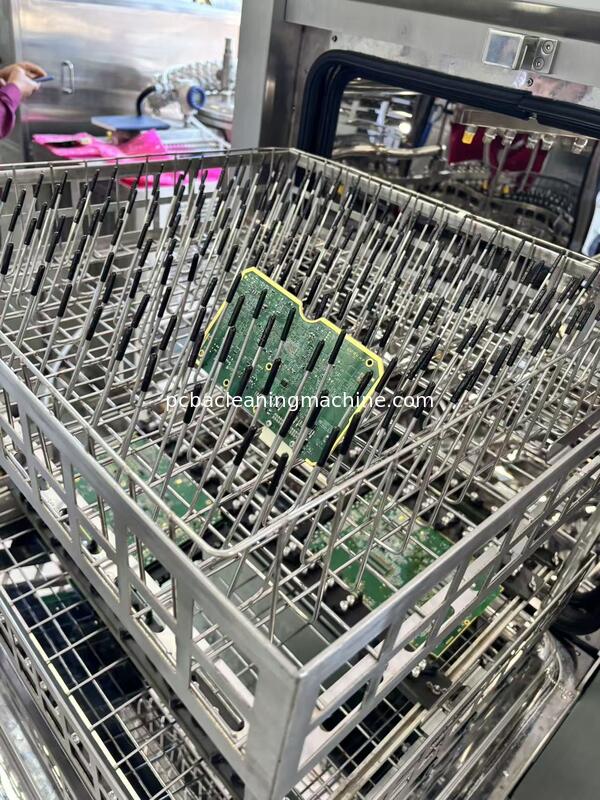 Rimuovere le macchie su PCBA utilizzando un agente di pulizia chimico SME-5600T applicazione principale elettronica automobilistica PCBA PCBA militare PCBA Aerospaziale PCBA Telecom PCBA Dispositivo medico PCBA Contatori digitali PCBA MachineFeatu
